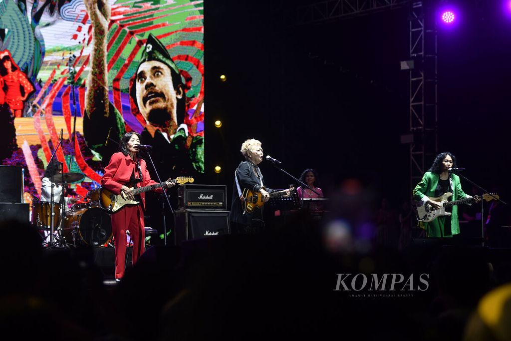 Grup Dara Puspita yang beranggotakan Titiek Hamzah (bas, vokal), Lies AR (gitar, vokal), Titiek AR (gitar, vokal), dan Susy Nander (drum) tampil dalam hari kedua Synchronize Fest 2022 di Gambir Expo, Kemayoran, Jakarta, Sabtu (8/10/2022). 