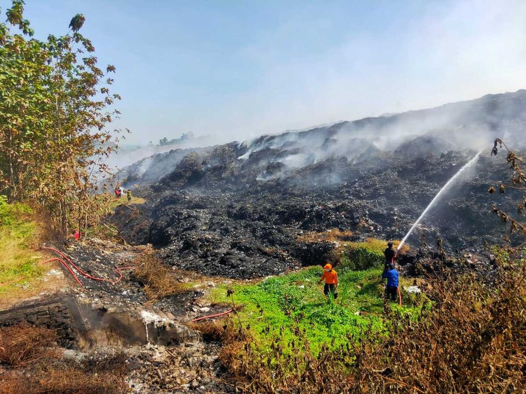 Di tempat pemrosesan akhir sampah di Desa Penujah, Kecamatan Kedungbanteng, Kabupaten Tegal, Jawa Tengah, luasan area yang terbakar sekitar 4,91 hektar atau sekitar 85 persen dari total luas TPAS.