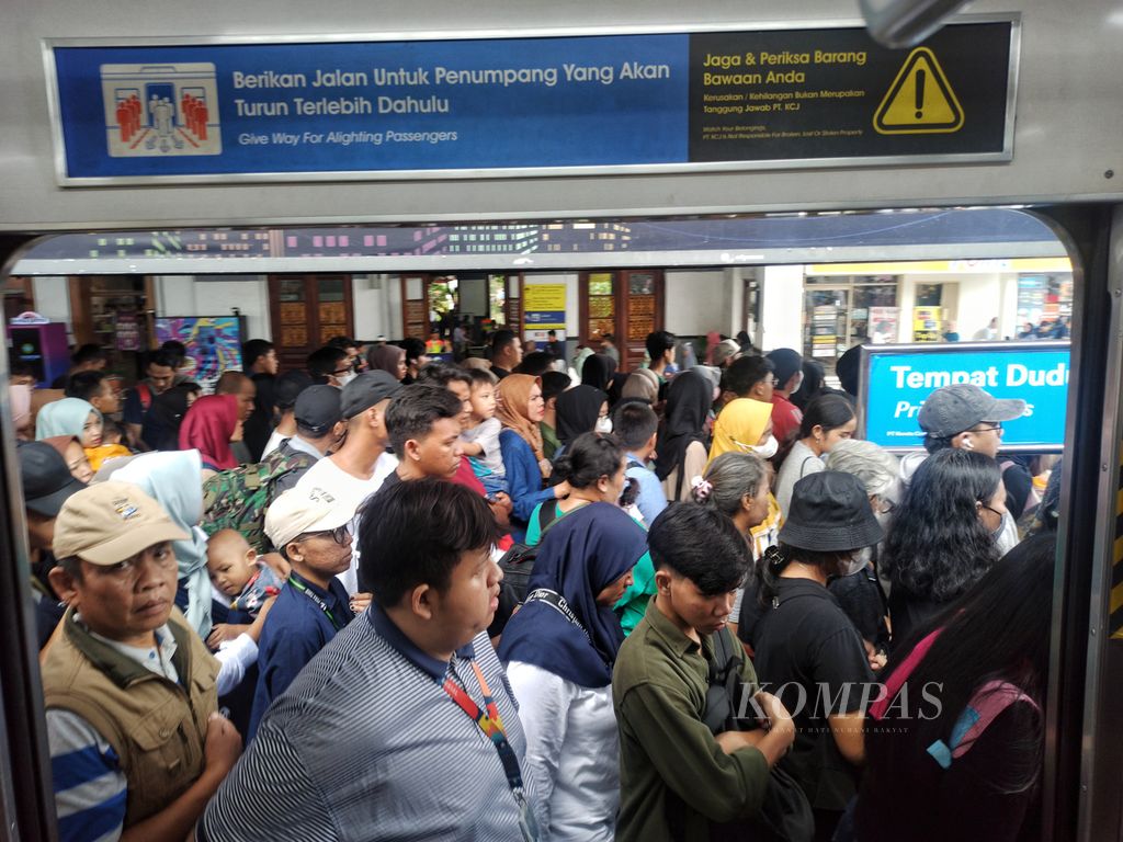 Suasana kepadatan peron di Stasiun Bogor, Kota Bogor, Jawa Barat, di hari kedua libur Lebaran, Kamis (11/4/2024). 