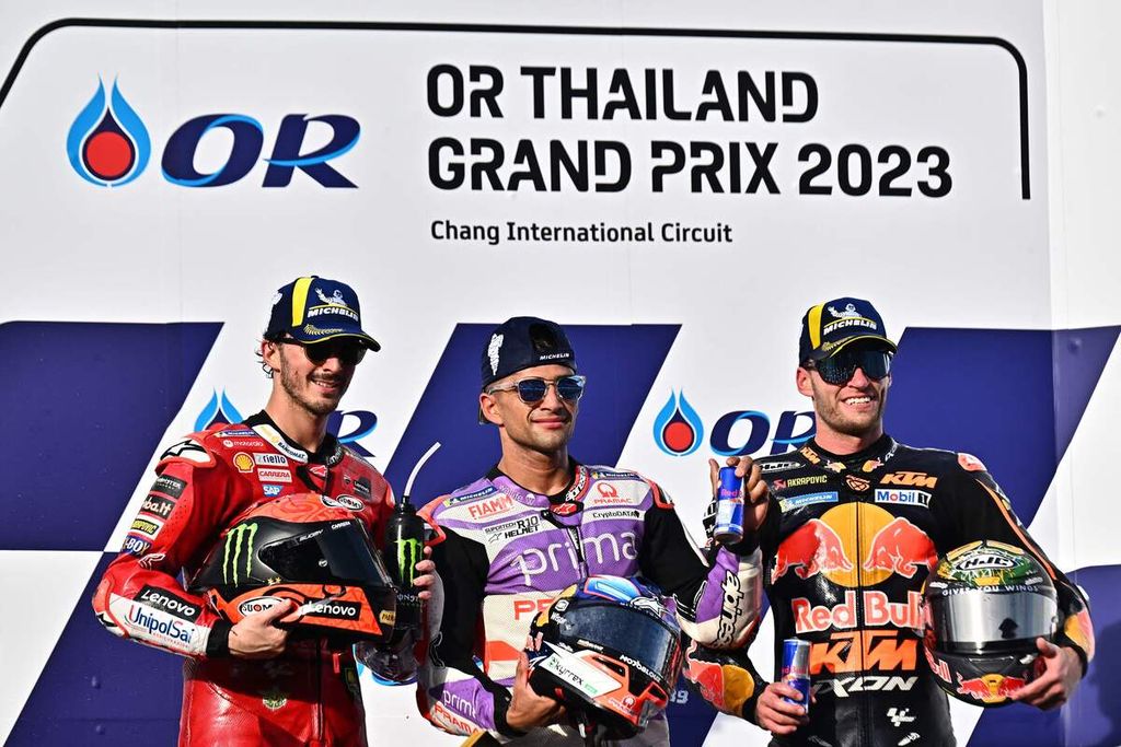 Para pemenang balapan MotoGP seri Thailand di Sirkuit Internasional Buriram, Thailand, Minggu (29/10/2023), yaitu pebalap Ducati Lenovo, Francesco Bagnaia (kiri) yang finis kedua; pebalap Prima Pramac, Jorge Martin (tengah) finis pertama; dan pebalap Red Bull KTM Factory Racing, Brad Binder (kanan) finis ketiga. 