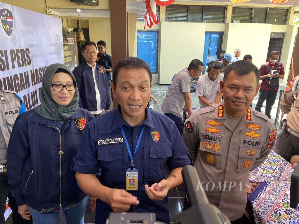 Direktur Reserse Kriminal Khusus Polda Jateng Komisaris Besar Dwi Subagio (tengah) memberikan keterangan seusai konferensi pers di Kantor Ditreskrimsus Polda Jateng, Kota Semarang, Selasa (8/8/2023).