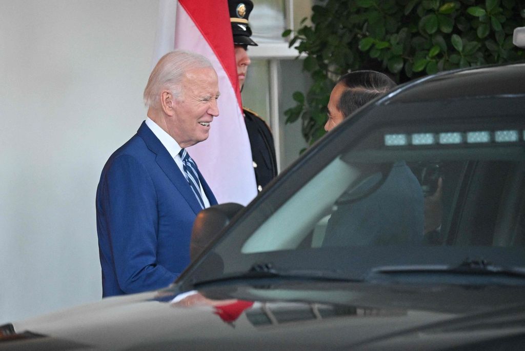 Presiden AS Joe Biden menyambut kedatangan Presiden Joko Widodo di Gedung Putih, Washington DC, Senin (13/11/2023). 