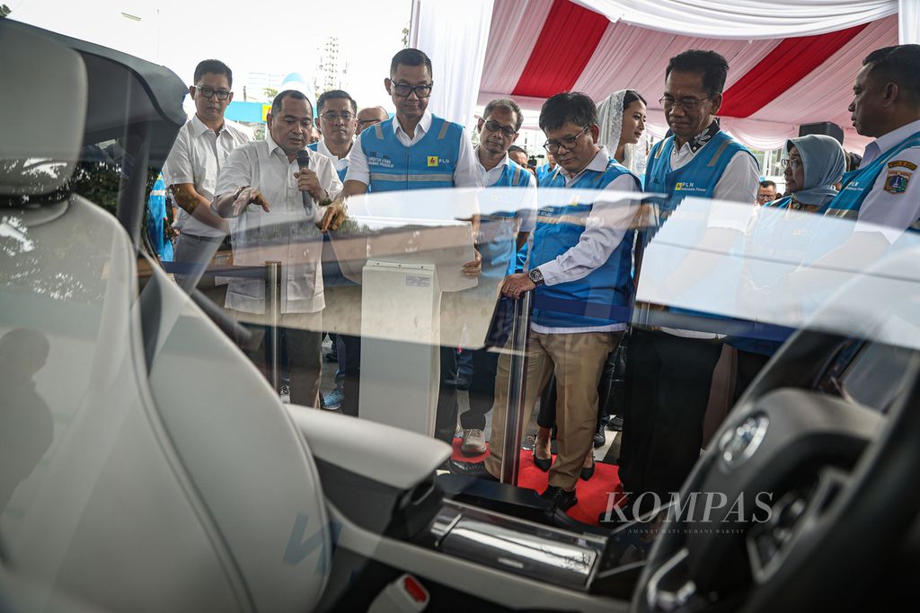 The President Director of PLN, Darmawan Prasodjo (second from the left in front) and the Acting Director General of New and Renewable Energy and Energy Conservation at the Ministry of Energy and Mineral Resources, Jisman P Hutajulu (center front), are seen inspecting a hydrogen-based car engine at the Senayan Hydrogen Fueling Station in Jakarta on Wednesday (21/2/2024). The use of green hydrogen as an alternative energy to replace oil-based fuel is an effort to reduce carbon emissions in the transportation sector.