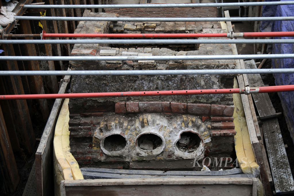 Terakota berupa saluran air kuno Batavia yang ditemukan di proyek pembangunan jalur MRT Jakarta fase 2A CP-203 di kawasan Glodok, Jakarta, Selasa (20/9/2022). Selain saluran air, ditemukan juga sejumlah cagar budaya lain, seperti jembatan Glodok kuno, trem, dan benteng. Benda-benda peninggalan dari abad ke-17-18 ini akan dipamerkan di Stasiun Kota. 