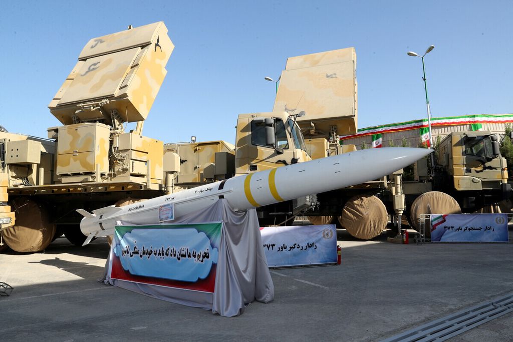 Sistem pertahanan rudal udara bergerak yang dikembangkan Iran, Bavar-373, dipamerkan pada Hari Industri Pertahanan Nasional di Teheran, Kamis (22/8/2019).