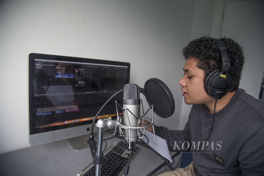 Proses pembuatan konten <i>podcast</i> di sebuah lembaga media di Jakarta, Rabu (18/3/2020).