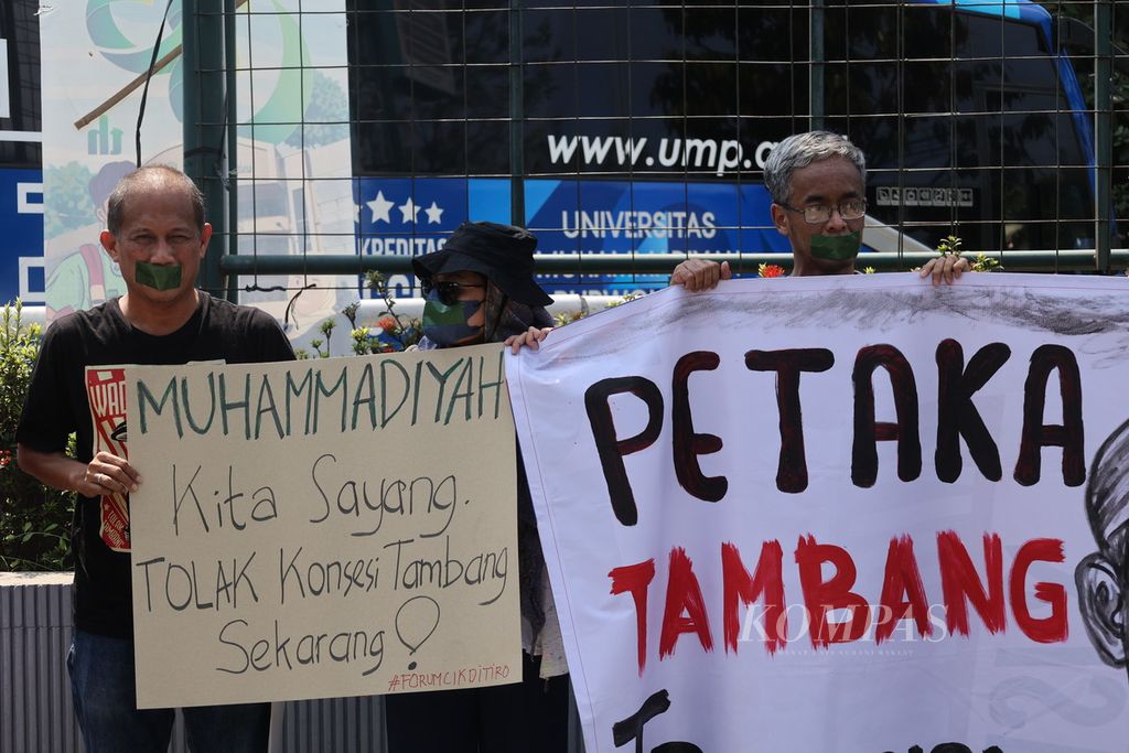 Pengunjuk rasa dari Forum Cik Ditiro menggelar aksi protes saat berlangsung kegiatan Konsolidasi Nasional di Universitas Aisyiyah, Sleman, DI Yogyakarta, Sabtu (27/7/2024). Para aktivis meminta PP Muhammadiyah menolak tawaran konsesi tambang dari pemerintah.