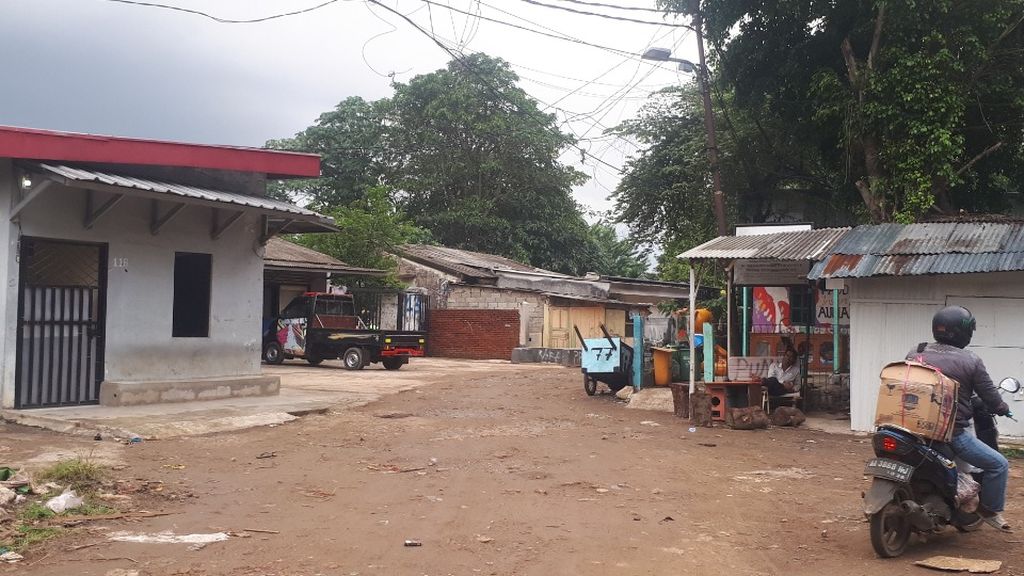 Kondisi jalan di area permukiman warga Pancoran Buntu II, Pancoran, Jakarta Selatan, Jumat (10/2/2023).