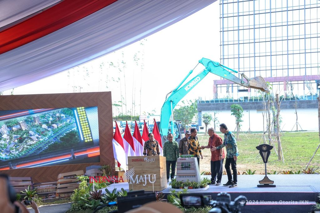 Presiden Joko Widodo bersalaman dengan para pengusaha seusai memberikan sambutan saat peresmian Hotel Nusantara Swissotel dan Groundbreaking Nusantara Mall Duty Free di Ibu Kota Nusantara, Jumat (13/9/2024)