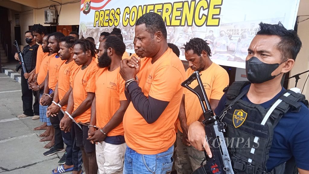Polisi menahan 14 warga yang membawa bahan peledak dan senjata tajam dalam aksi unjuk rasa mendukung Gubernur Papua Lukas Enembe pada Selasa (20/9/2022).