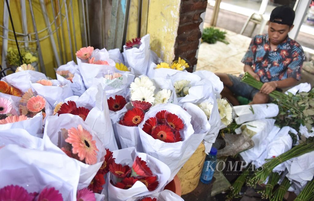 Pasar Bunga Kayoon di Kota Surabaya, Jawa Timur, Kamis (28/4/2022). Pasar bunga tersebut menyediakan bunga untuk sejumlah kebutuhan. Bunga-bunga yang ada dipasok dari daerah Pasuruan dan Kota Batu.