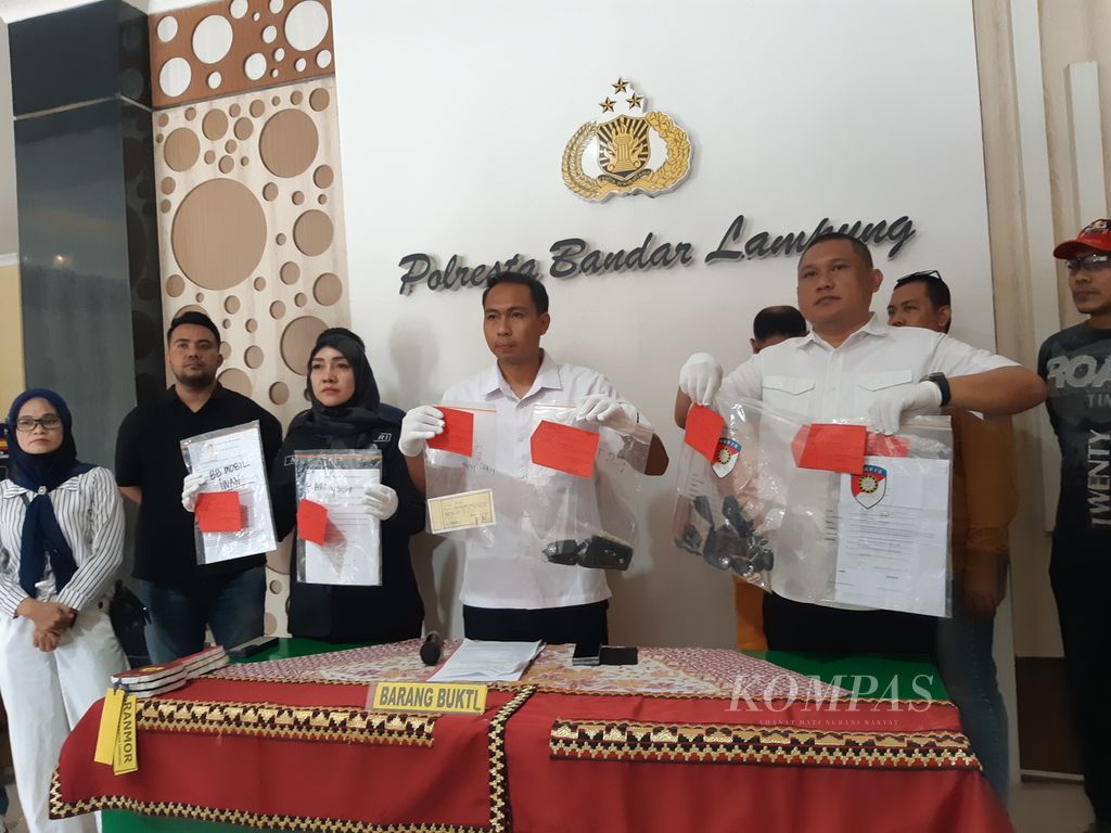 Kepala Satuan Reserse Kriminal Polresta Bandar Lampung Kompol Mukhammad Hendrik Apriliyanto (kedua dari kanan) saat ekspose kasus di Polresta Bandar Lampung, Rabu (4/9/2024). 