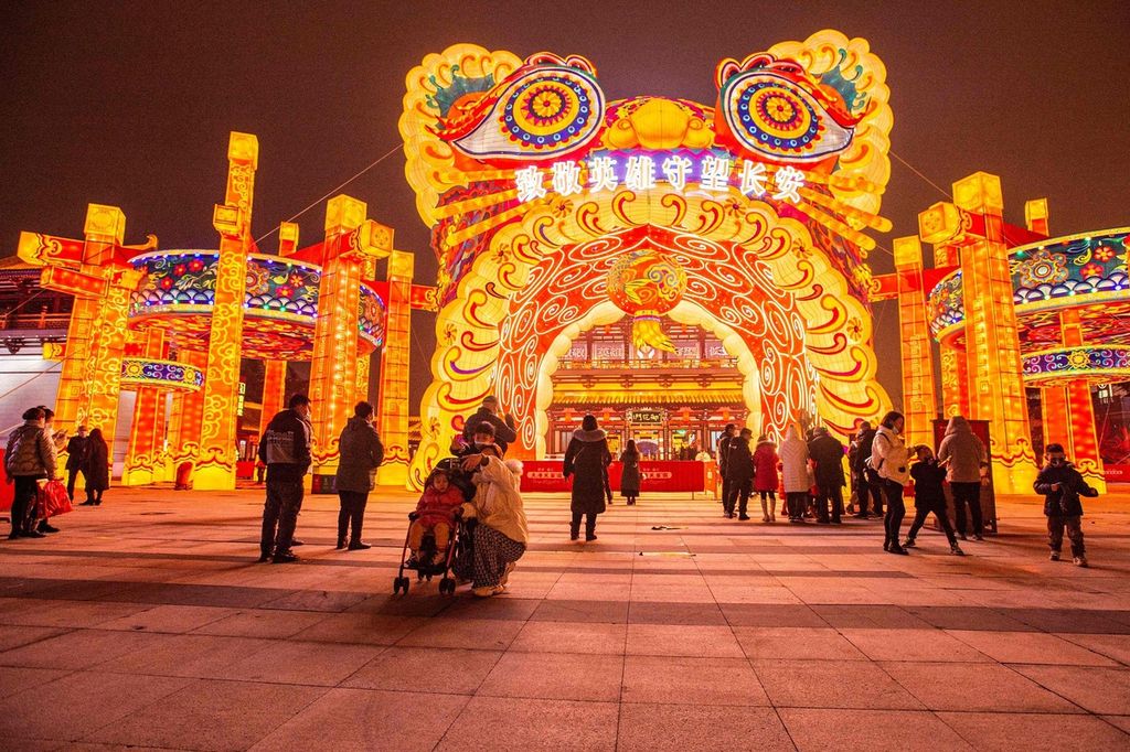 Foto yang diambil pada 29 Januari 2022 ini memperlihatkan warga mengunjungi festival lentera menjelang perayaan Tahun Baru Imlek, yang akan jatuh pada 1 Februari di Xi'an, Provinsi Shaanxi, China utara.
