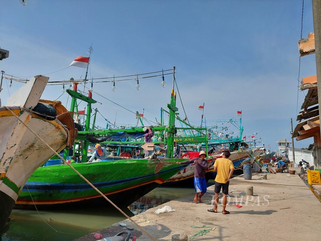 Para nelayan bersiap untuk melaut di tepi pelabuhan dekat Koperasi Unit Desa Misaya Mina di Desa Eretan Wetan, Kecamatan Kandanghaur, Indramayu, Jawa Barat, Selasa (14/11/2023).