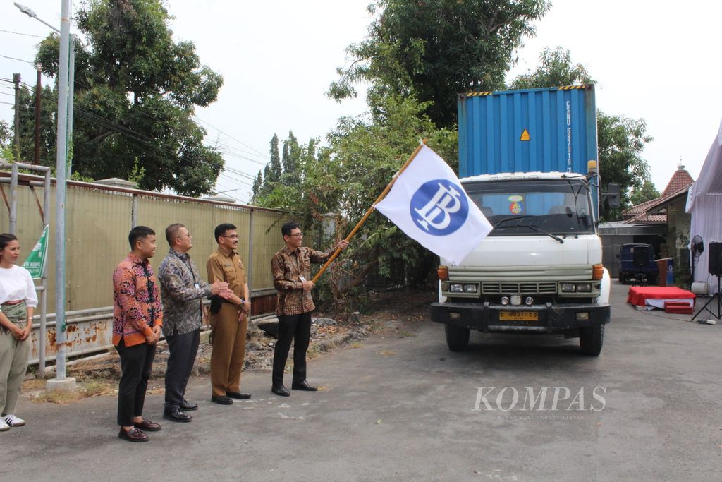 Kepala Kantor Perwakilan Bank Indonesia Cirebon Anton Pitono (memegang bendera) melepas secara simbolik kontainer yang akan membawa produk rotan dari gudang mitra PT Masagena Maruarar Salawasna (Molja Furniture) di Plumbon, Kabupaten Cirebon, Jawa Barat, Selasa (10/9/2024). 