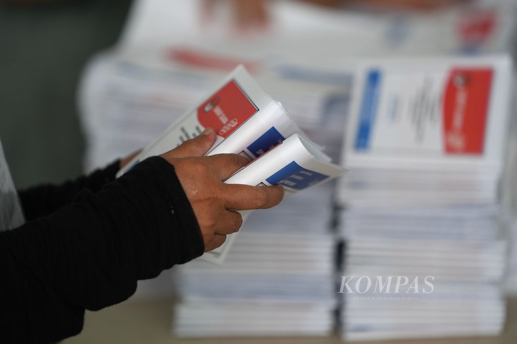 Pekerja menyortir dan melipat surat suara Pemilu 2024 di gudang logistik KPU Jakarta Timur di kawasan Jakarta Industrial Estate Pulogadung (JIEP), Jakarta Timur, Rabu (3/1/2024).