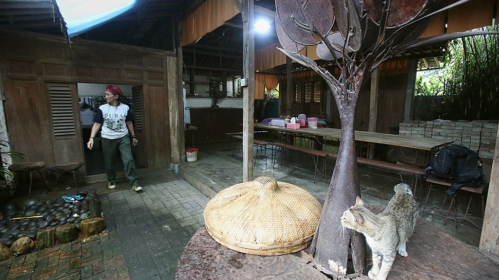 Ruang makan dan dapur di Studio perupa Yani Mariyani Sastranegara di kawasan Jombang, Ciputat, Banten, Kamis (1/2). 