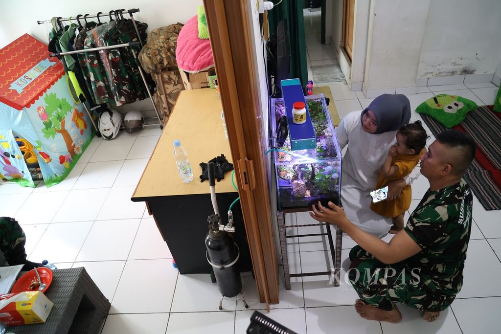 Kopral Dua Haris Aditya bercengkerama dengan keluarganya di rumah susun prajurit TNI AD di Cililitan, Jakarta Timur, Selasa (6/9/2022). Terdapat lima tower dalam kompleks rumah susun prajurit TNI AD ini. 