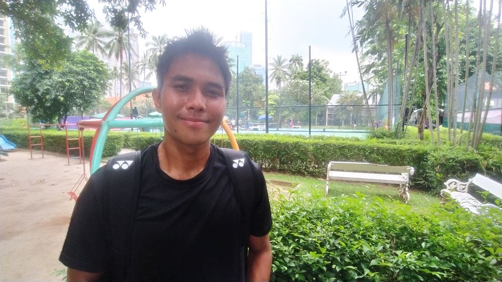 Petenis Indonesia, Muhammad Rifqi Fitriadi, menceritakan jalannya pertandingan saat bertemu dengan petenis Perancis, Arthur Weber, di babak 16 besar Turnamen Tenis Internasional Medco Energi 2022 di lapangan tenis Hotel Sultan, Jakarta, Kamis (27/10/2022).