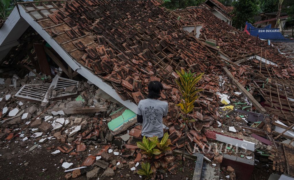 Bangunan sekolah dasar hancur di Kampung Pangkalan, Desa Benjot, Kecamatan Cugenang, Kabupaten Cianjur, Jawa Barat, Rabu (24/11/2022), setelah gempa terjadi di wilayah itu. 