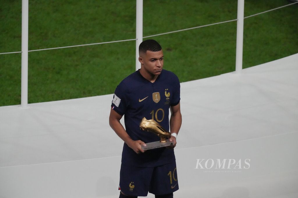 Pemain Perancis Kylian Mbappe menerima penghargaan golden boot sebagai pencetak gol terbanyak di ajang Piala Dunia 2022. 