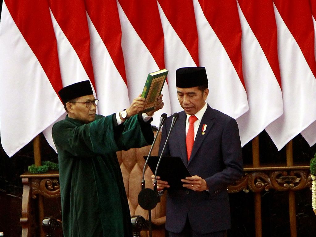 Joko Widodo membaca sumpah jabatan sebagai Presiden dalam acara pelantikan Presiden dan Wakil Presiden periode 2019-2024, di Gedung Nusantara, Kompleks Parlemen, Senayan, Jakarta, Minggu (20/10/2019).