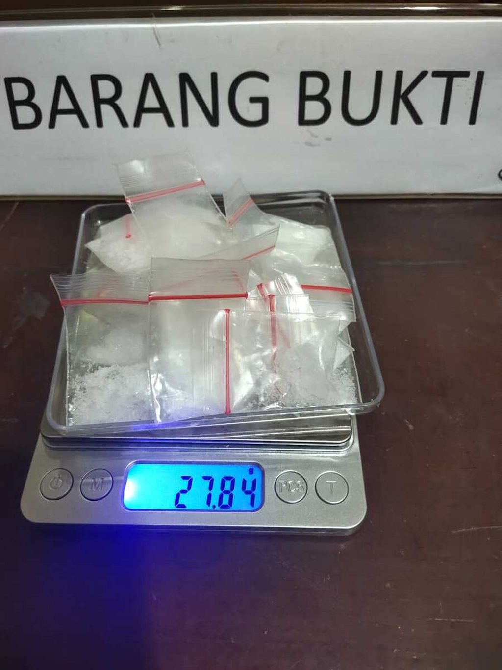 Sabu seberat 27,84 gram disita dari dua pengedar yang menyasar pekerja di kawasan industri pertambangan Morosi, Kabupaten Konawe, Sulawesi Tenggara, Selasa (22/2/2022).