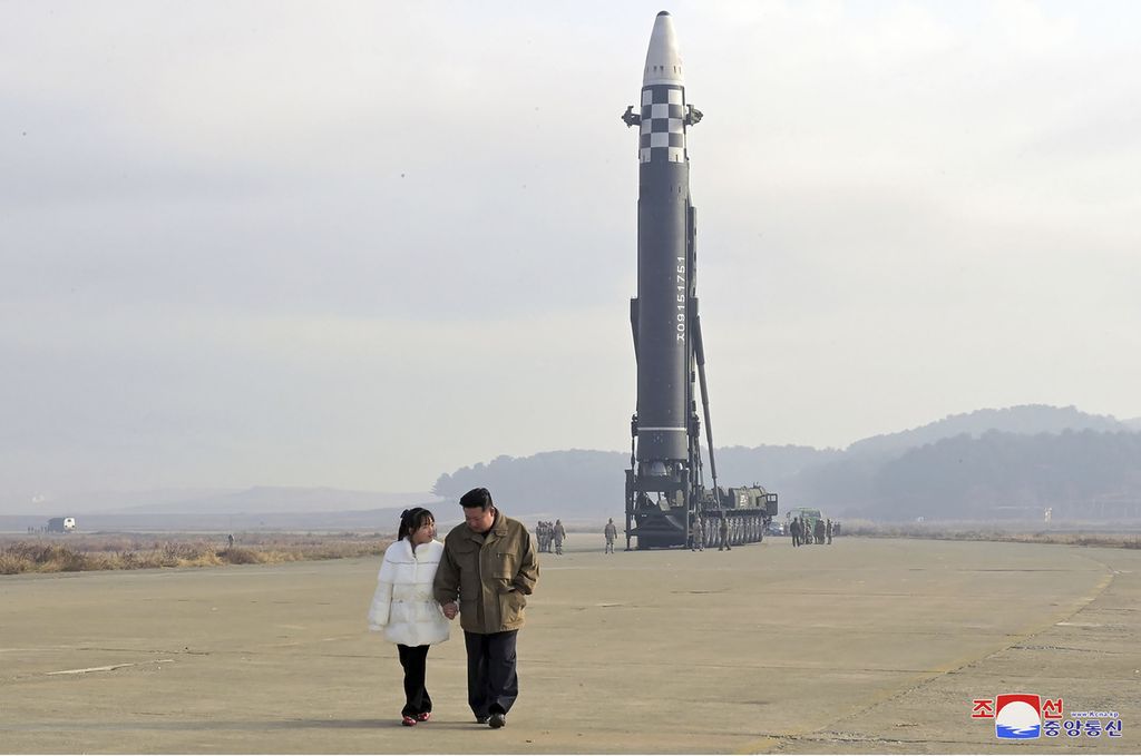 Foto yang disediakan Pemerintah Korea Utara pada 19 November 2022 memperlihatkan Pemimpin Korut Kim Jong Un dan putrinya menginspeksi lokasi peluncuran rudal balistik antarbernua di Bandara Internasional Pyongyang di Pyongyang, 18 November 2022.  Jurnalis independen tidak diberi akses ke acara itu dan isi foto tidak bisa diverifikasi secara independen. 