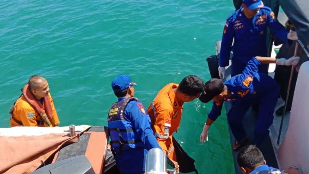 Tim SAR Gabungan, Jumat (24/1/2020) saat melakukan operasi pencarian korban kapal kayu yang tenggelam di Selat Malaka, Kabupaten Bengkalis, Riau. Kapal kayu itu diketahui mengangkut 18 pekerja migran ilegal dari Bengkalis menuju Malaysia.
