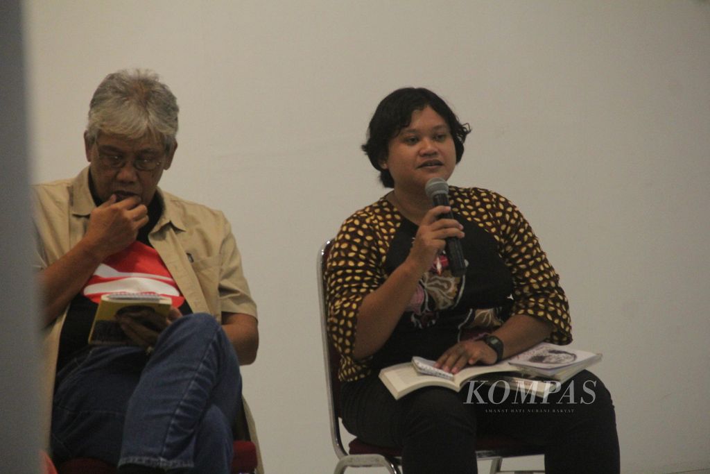 Wartawan <i>Kompas</i> Rini Kustiasih (kanan) dan jurnalis senior Agoes Widhartono dalam acara peluncuran dua buku untuk memperingati satu tahun meninggalnya Hariadi Saptono (wartawan Harian <i>Kompas</i> pada 1984-2016), Sabtu (13/5/2023), di Bentara Budaya Yogyakarta, Kota Yogyakarta. 