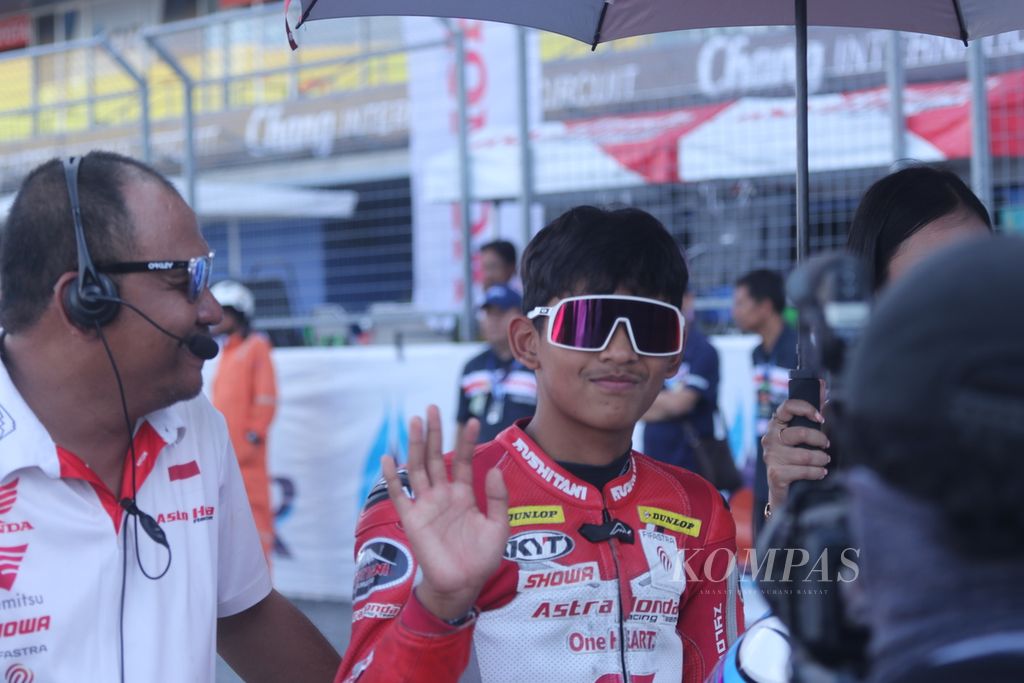 Pebalap tim Astra Honda Racing berusia 15 tahun, Veda Ega Pratama, bersiap di garis start menjelang balapan kedua Asia Road Racing Championship kelas Asia Production 250 di Sirkuit Internasional Chang, Buriram, Thailand, Minggu (3/12/2023). Veda, yang memenangi balapan pertama pada Sabtu, gagal finis karena terjatuh setelah bersenggolan dengan pebalap Thailand, Muklada Sarapuech. Veda mengakhiri musim 2023 dengan menjuarai Asia Talent Cup serta finis di posisi ketiga dalam ARRC kelas AP250.