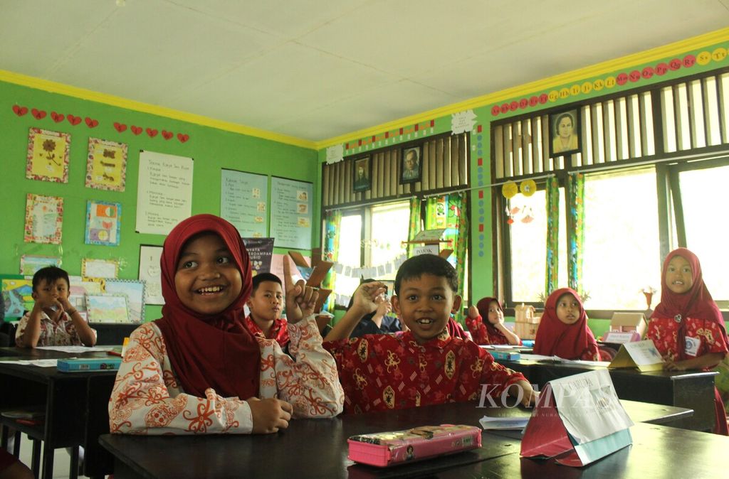 Suasana pembelajaran di kelas II Sekolah Dasar Negeri 026 Tanjung Selor, Kabupaten Bulungan, Kalimantan Utara, Kamis (13/4/2023). Sekolah itu menerapkan pembelajaran interaktif yang melibatkan peran aktif siswa saat belajar di kelas.