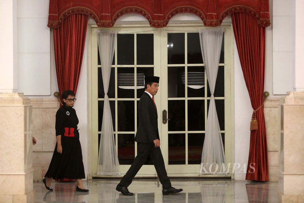 Presiden Joko Widodo didampingi Meteri Luar Negeri Retno P Marsudi bersiap melantik 12 duta besar luar biasa dan berkuasa penuh di Istana Negara, Jakarta, Senin (26/6/2023). 