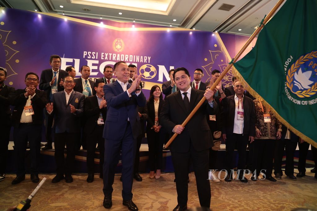Ketua Umum PSSI periode 2024-2027 Erick Thohir (kanan depan) menerima bendera PSSI dari Ketua Umum PSSI periode 2019-2023 Mochamad Iriawan saat serah terima jabatan seusai Kongres Luar Biasa PSSI di Jakarta, Kamis (16/2/2023).