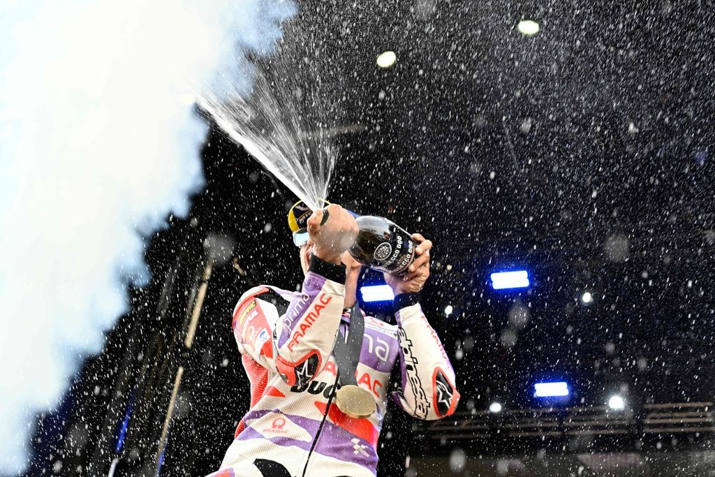 Pebalap Prima Pramac, Jorge Martin, merayakan kemenangan di balap sprint MotoGP seri Valencia, Spanyol, Sabtu (25/11/2023) malam WIB. Hasil itu menunda pesta juara Francesco Bagnaia.
