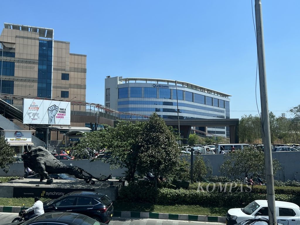 Salah satu gedung yang ditempati perusahaan semikonduktor dan pengembang piranti lunak Qualcomm di Hyderabad, India, Rabu (15/2/2023). Hyderabad kini menjadi menjadi salah satu pusat pengembangan bisnis rintisan bidang informasi teknologi India, terutama untuk pasar Amerika dan Eropa.