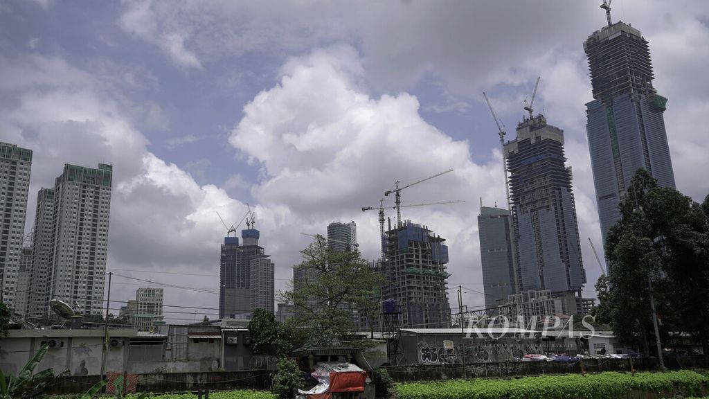 Proyek pembangunan gedung bertingkat di kawasan Tanah Abang, Jakarta Pusat, Senin (15/2/2021). 