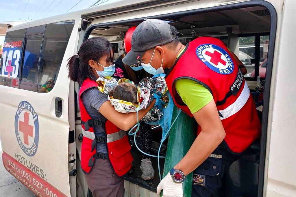 Seorang anak balita perempuan diselamatkan dari lokasi tanah longsor di Davao de Oro, Filipina, pada Jumat (9/2/2024).