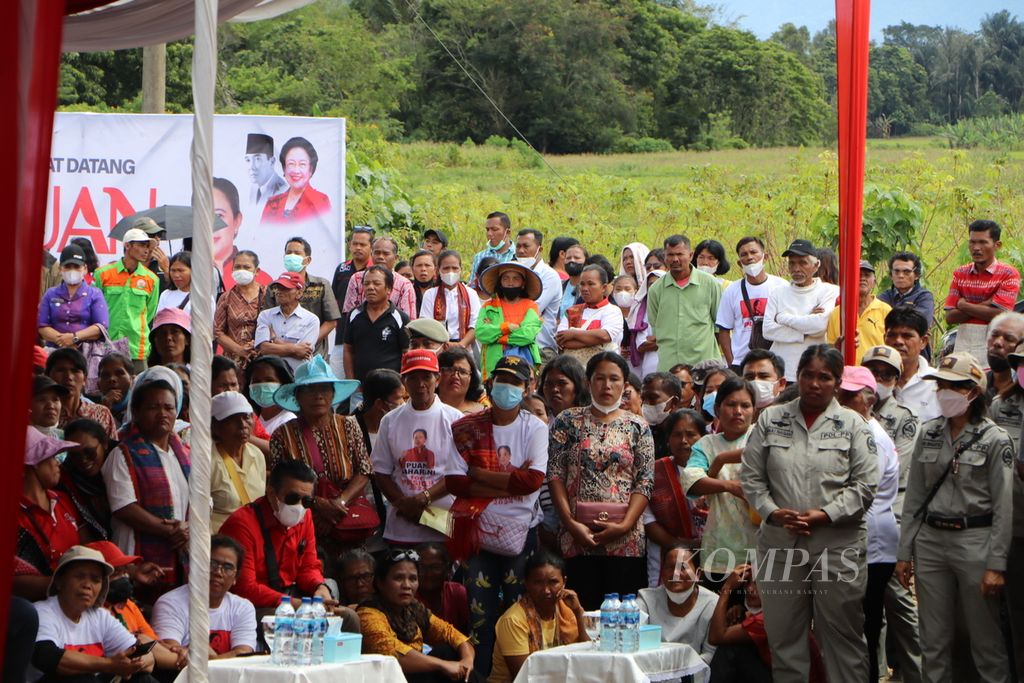 Warga menghadiri peluncuran program Tanam Padi Dua Kali Panen Dua Kali oleh Ketua DPR RI Puan Maharani di Desa Baruara, Kecamatan Balige, Toba, Jumat (2/9/2022). 