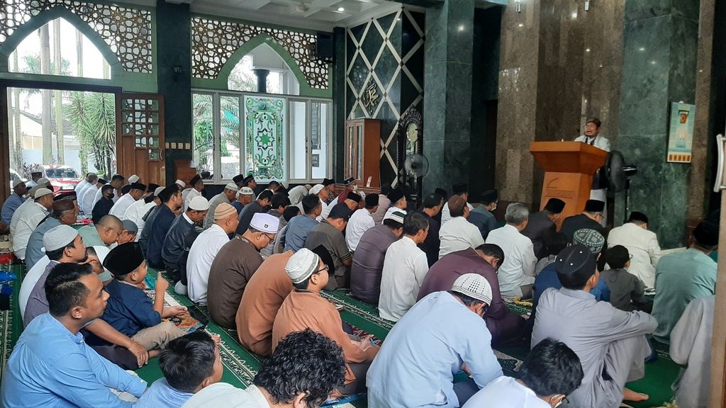 Jemaah umat Islam terutama warga Muhammadiyah melaksanakan shalat Idul Fitri 1 Syawal 1444 Hijriah di Masjid As Salam, Ciledug, Tangerang, Jumat (21/4/2023). 