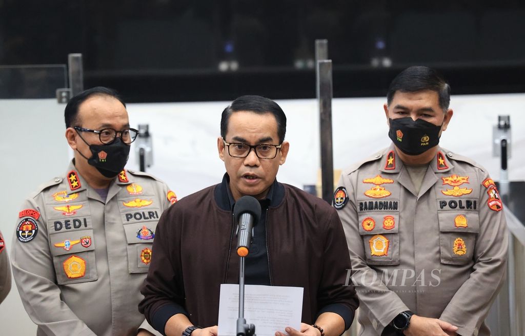Kepala Divisi Humas Polri Irjen (Pol) Dedi Prasetyo (kiri) didampingi Direktur Tindak Pidana Umum Badan Reserse dan Kriminal Polri Brigjen (Pol) Andi Rian R Djajadi (tengah) mengumumkan penetapan tersangka pembunuhan Brigadir J di Mabes Polri, Jakarta, Rabu (3/8/2022) malam. Penyidik Polri menetapkan Barada E sebagai tersangka dalam kasus penembakan yang menewaskan Brigadir J di rumah dinas Kadiv Propam Polri nonaktif Ferdy Sambo. Kompas/Hendra A Setyawan (HAS)