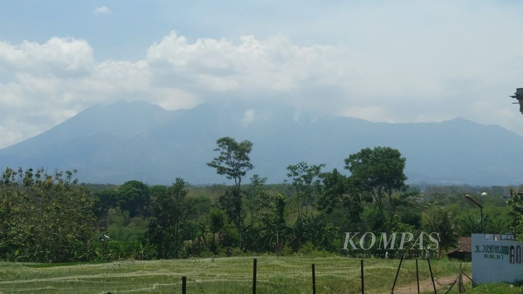 Asap kebakaran lahan yang mengepul di lereng Gunung Kawi di Kabupaten Malang, Jawa Timur, terlihat dari kejauhan, Senin (28/10/2019).