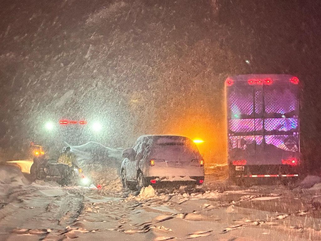 Foto yang diambil pada Sabtu (31/12/2022) memperlihatkan kendaraan yang terdampar di sepanjang jalan Interstate 80 di California karena salju tebal menutupi jalan. Selain badai salju, sebagian wilayah California juga berpotensi mengalami banjir. 