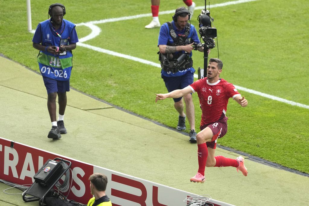 Gelandang Swiss, Remo Freuler, merayakan gol ke gawang Italia pada laga 16 besar Piala Eropa 2024 di Berlin, Jerman, Sabtu (29/6/2024) malam WIB. Swiss lolos ke perempat final seusai menang 2-0.