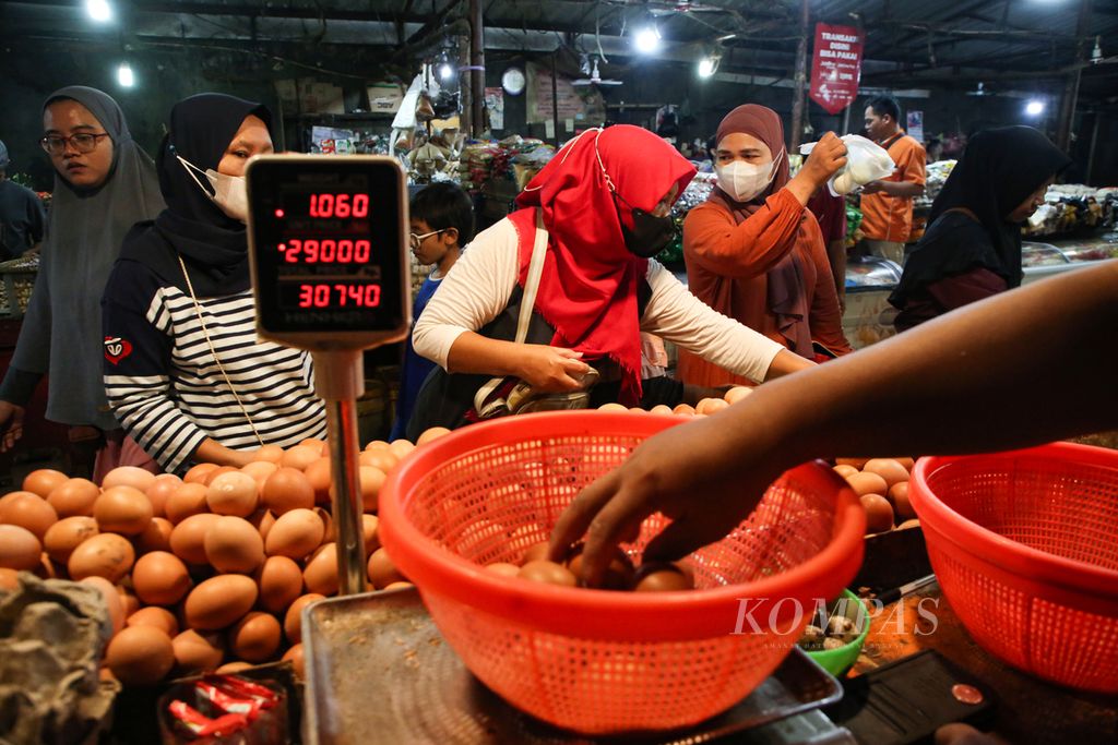 Pembeli memilih telur ayam ras di salah satu kios di pasar Kebayoran Lama, Jakarta. Selatan, Selasa (14/3/2023). Jelang bulan puasa Ramadhan, harga telur ayam ras mengalami kenaikan Rp 3.000 menjadi Rp 29.000 per kilogram.