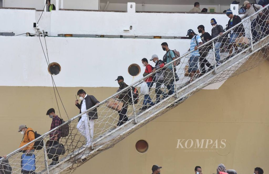 Pemudik turun di tangga KM Dobonsolo dari Makassar, Sulawesi Selatan, yang baru tiba di Pelabuhan Tanjung Perak, Kota Surabaya, Jawa Timur, Minggu (24/4/2022).