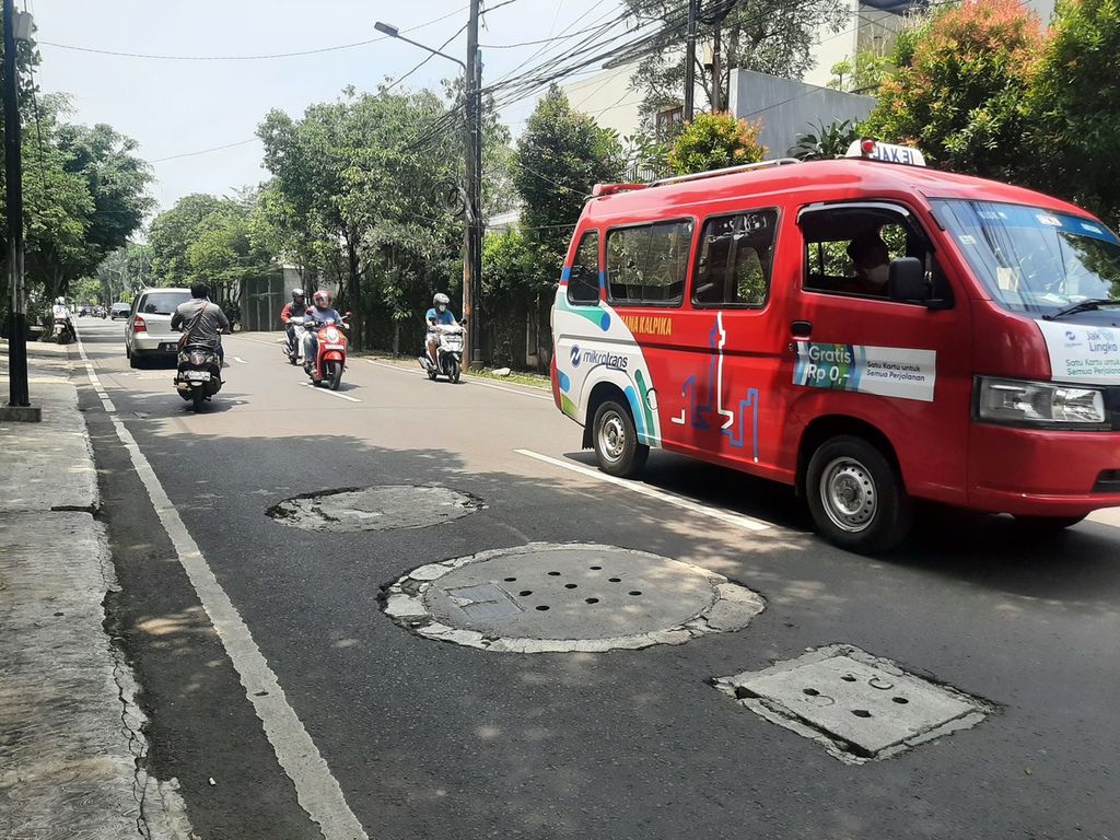 Sejumlah kendaraan melintas di Jalan Intan, Kelurahan Cilandak Barat, Jakarta Selatan, MInggu (9/10/2022).