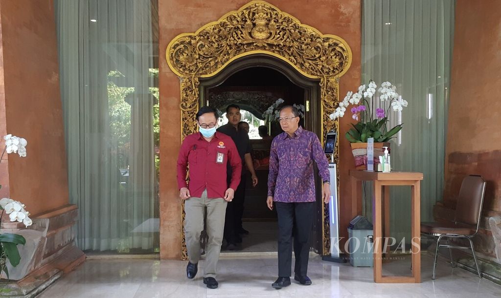 Ketua KASN Agus Pramusinto (kiri) bersama Gubernur Bali Wayan Koster (kanan) akan memberikan keterangan pers di Gedung Jaya Sabha, Kota Denpasar, Rabu (6/7/2022), perihal hasil pengukuran Indeks Maturitas Penerapan Nilai Dasar, Kode Etik, dan Kode Perilaku (IM NKK) ASN yang dilaksanakan KASN tahun 2021.