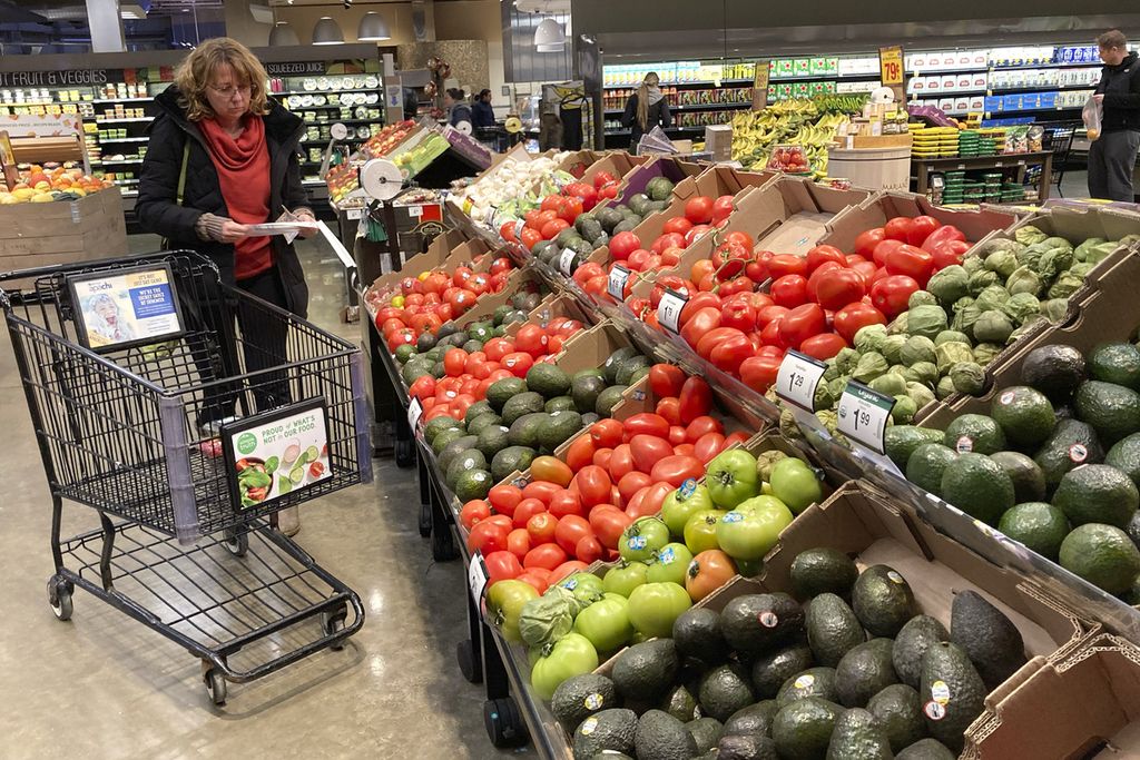 Seorang warga berbelanja di sebuah supermarket di Glenview, Illinois, Amerika Serikat, Sabtu (19/11/2022).