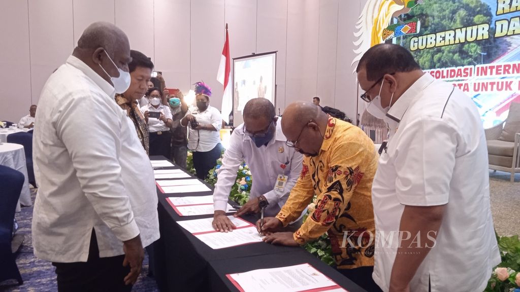 Gubernur Papua Lukas Enembe bersama perwakilan Pemda dari 28 kabupaten dan 1 kota menandatangani kesepakatan format baru tata kelola anggaran otonomi khusus di Kota Jayapura, Papua, Rabu (15/6/2022).